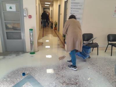 Νέες διαμαρτυρίες αγροτών στην Καλαμάτα: Εχυσαν γάλα στο κτήριο της Περιφέρειας