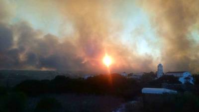 Σε εξέλιξη πυρκαγιά στα Κύθηρα - Νέο μήνυμα του 112 για απομάκρυνση από τα Αρωνιάδικα