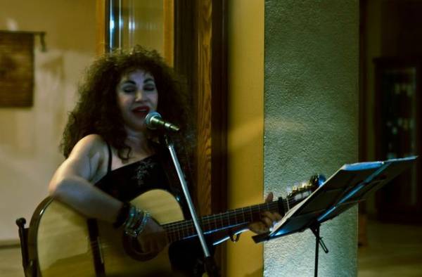 Η Ζανέτ Καπούγια στην "Ε": "Η μουσική είναι μόνο μία, δε διαλέγεις, σε διαλέγει"