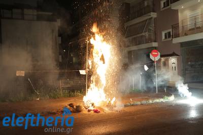 Αναβίωσε το κάψιμο του Ιούδα σε γειτονιές της Καλαμάτας (βίντεο-φωτογραφίες)