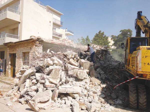 Κατεδαφίστηκε παλιό σπίτι στην Καλαμάτα