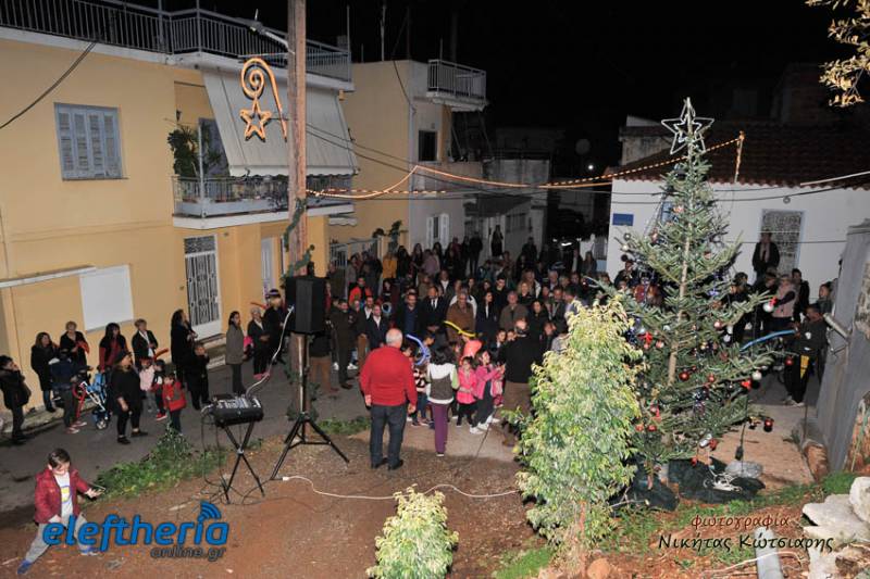 Καλαμάτα: Πολύ κέφι και... γουρνοπούλα στο άναμμα του δένδρου στη Ράχη (φωτογραφίες)