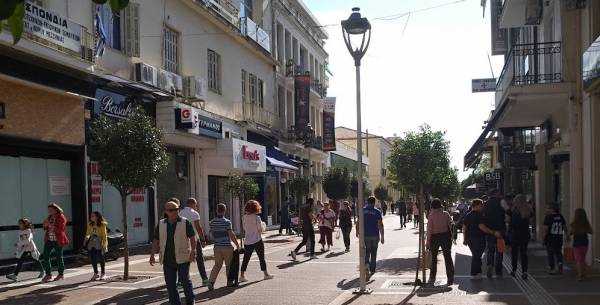 Καλαμάτα: Καφέ και αγορές συνδύασε ο κόσμος την Κυριακή