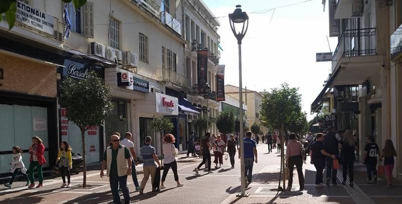 Καλαμάτα: Καφέ και αγορές συνδύασε ο κόσμος την Κυριακή