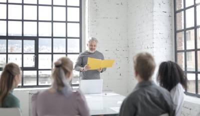 Δημόσιος τομέας: Ερχεται ο θεσμός του μέντορα από το 2024