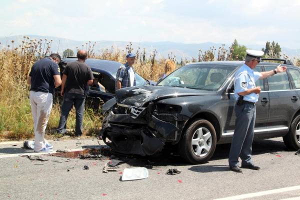 Μετωπική σύγκρουση με δύο τραυματίες στο παραλιακή Νέας Κίου - Ναυπλίου