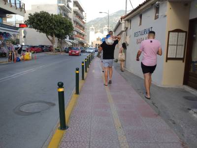 Ελάχιστος χώρος για τους πεζούς...