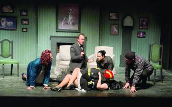 Η "Φαλακρή τραγουδίστρια" στην Κυπαρισσία