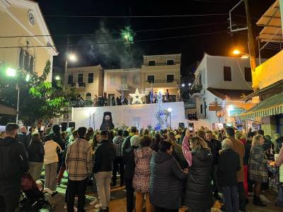 Φωταγωγήθηκε το χριστουγεννιάτικο δέντρο στην Κορώνη