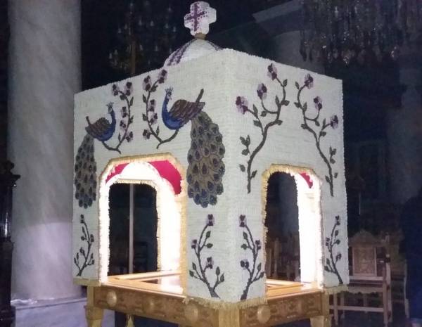 Ο ξεχωριστός Επιτάφιος της Σελλασίας με τα παγώνια