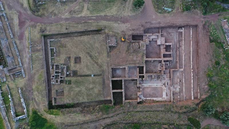 Αιχμές Θέμελη κατά αρχαιολόγων