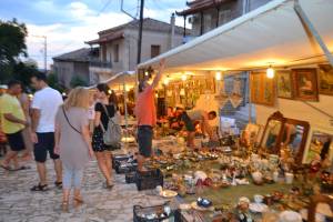 Ανω Πόλη Κυπαρισσίας: Πλήθος κόσμου στο παζάρι αντικών (φωτογραφίες)