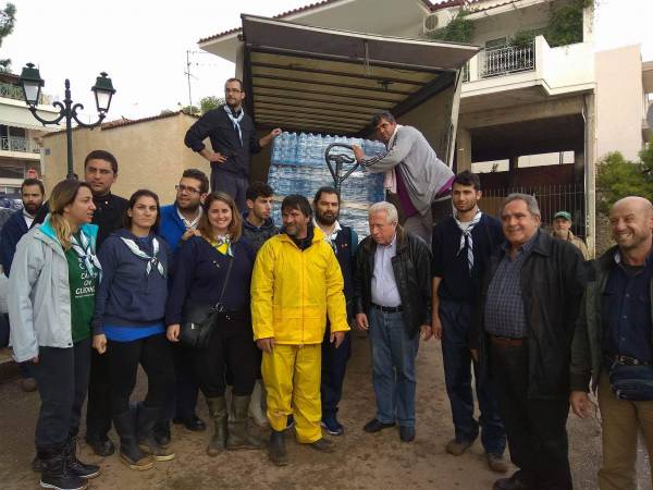 2.500 μπουκάλια νερό και ρούχα από τον Δήμο Οιχαλίας στη Μάνδρα