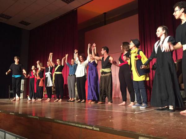 Σκόρπισαν γέλιο με τη "Μήδεια" του Μποστ οι μαθητές του Γυμνασίου Κυπαρισσίας