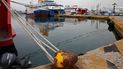 Εντοπισμός και περισυλλογή πτώματος 70χρονου στο λιμάνι του Πειραιά (βίντεο)