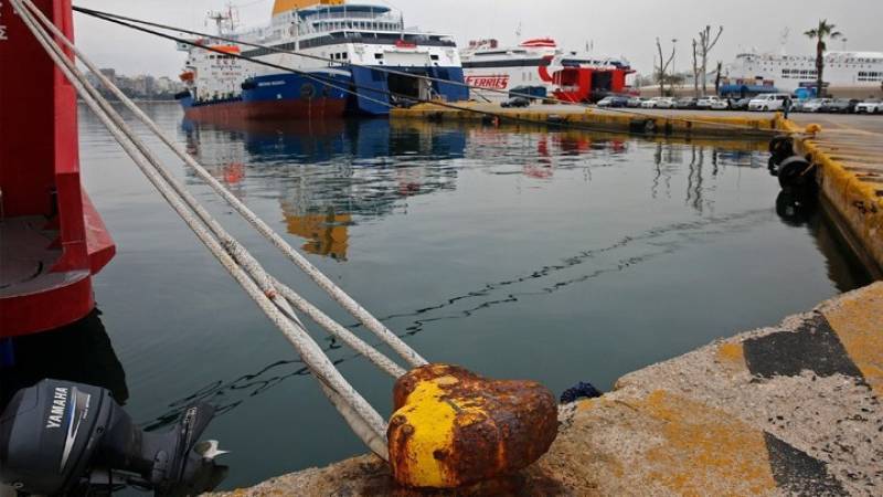 Εντοπισμός και περισυλλογή πτώματος 70χρονου στο λιμάνι του Πειραιά (βίντεο)