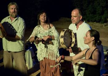 Ο Κώστας Κωνσταντάτος των “Εncardia” στην “Ε”: “Τραγουδάμε σε Grico γιατί ταιριάζει στη μουσική μας”