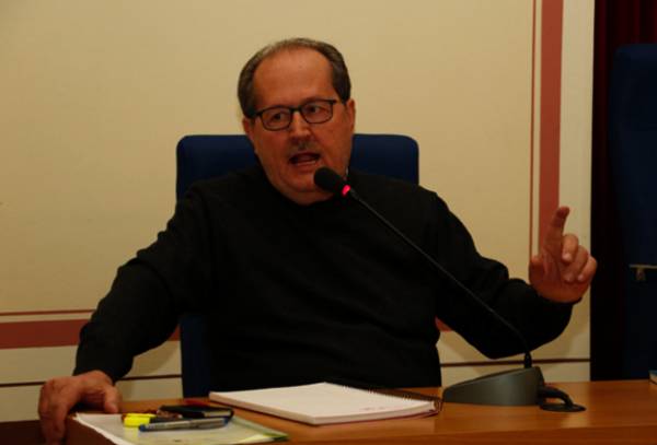 Φιλελεύθερος στα λόγια, σοβιετικός στην πράξη