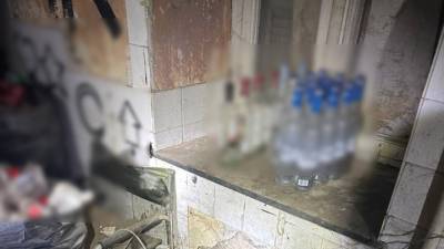 Εξαρθρώθηκε συμμορία που παρήγαγε και διακινούσε λαθραία ποτά σε καταστήματα στην Αττική