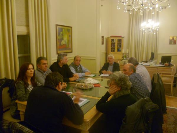 Ο Τατούλης πετάει το γάντι στους δημάρχους για τα σκουπίδια