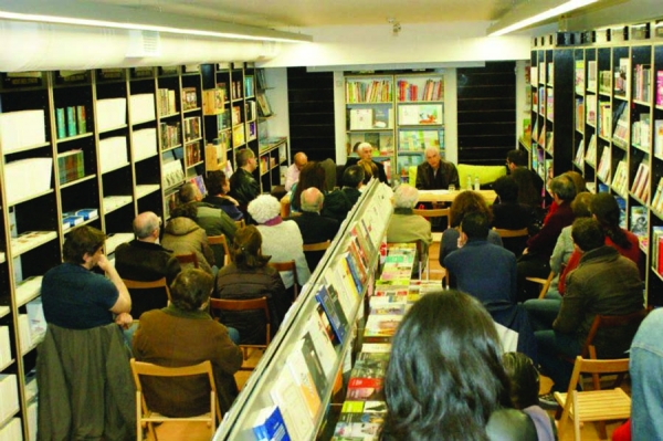 Αφιέρωμα στον Κώστα Αξελό στα βιβλιοπωλεία "Παπασωτηρίου"