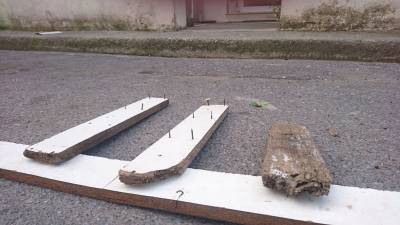 Σανίδες με πρόκες σε θέση στάθμευσης