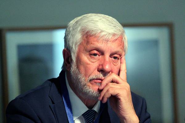 Ο περιφερειάρχης βλέπει (από ποιους και γιατί;) εκβιασμό: Δημοσιεύματα για δωροδοκία του Τατούλη