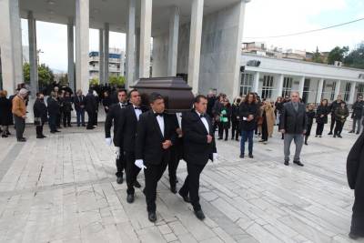 Συγγενείς και φίλοι για το τελευταίo «αντίο» στη Ρένα Κουμιώτη (βίντεο)