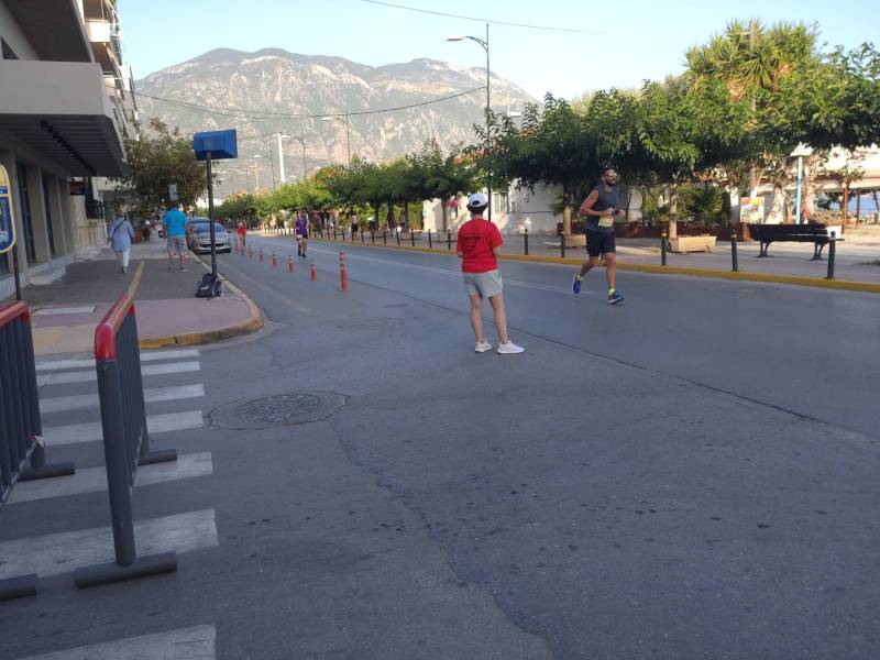 Ποδηλάτες στο δρόμο την ώρα του αγώνα