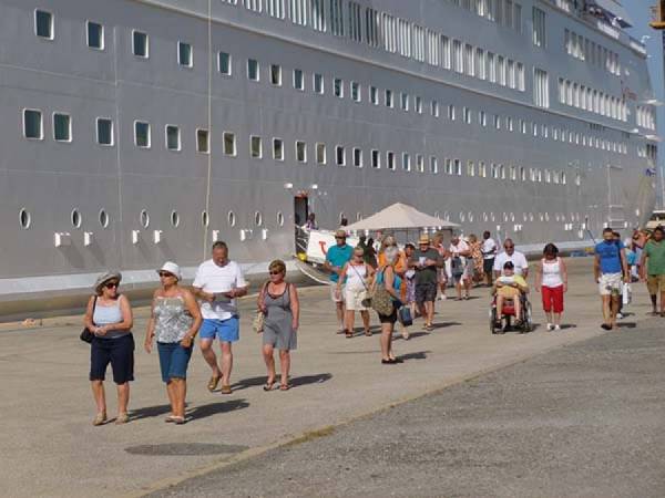 2.700 τουρίστες με δύο κρουαζιερόπλοια στην Καλαμάτα