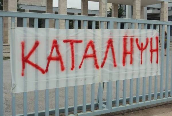 Πορεία μαθητών για το κτήριο του Πολυκλαδικού