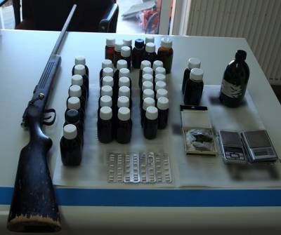 Φιαλίδια μεθαδόνης, χασίς και χάπια σε σπίτι στο Βλαχιώτη Λακωνίας