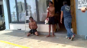 Μαροκινοί κυνηγιόνταν με μπουκάλια και πριόνια χθες στη Ναυαρίνου