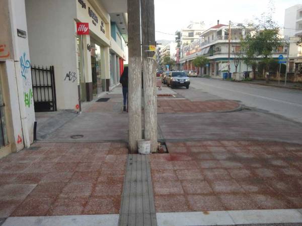 Κολόνα στη διάβαση τυφλών