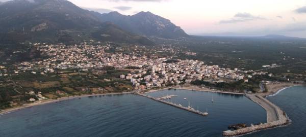 Γεφύρι της Αρτας το λιμάνι της Κυπαρισσίας