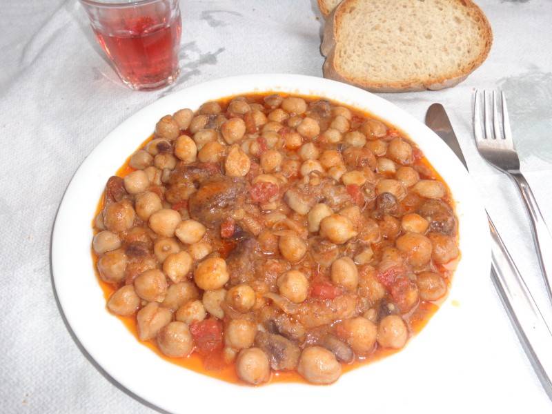 "Γεύσεις Τσακώνων": Ρεβίθι στη γάστρα με κάστανα