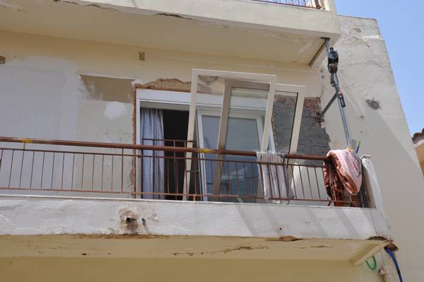 Μυστήριο ακόμα με την έκρηξη σε σπίτι στην Καλαμάτα (βίντεο)