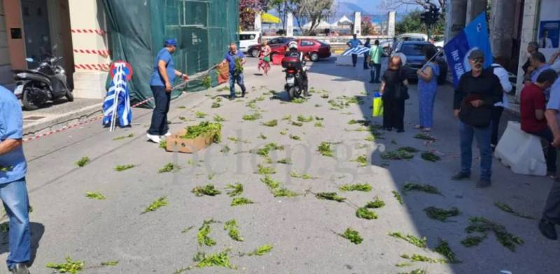 Κυριάκος Μητσοτάκης - Υποδοχή με δάφνες στον πρόεδρο της ΝΔ στην Πάτρα