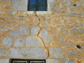 Ζημιές στη Βρομόβρυση από το σεισμό της Οιχαλίας