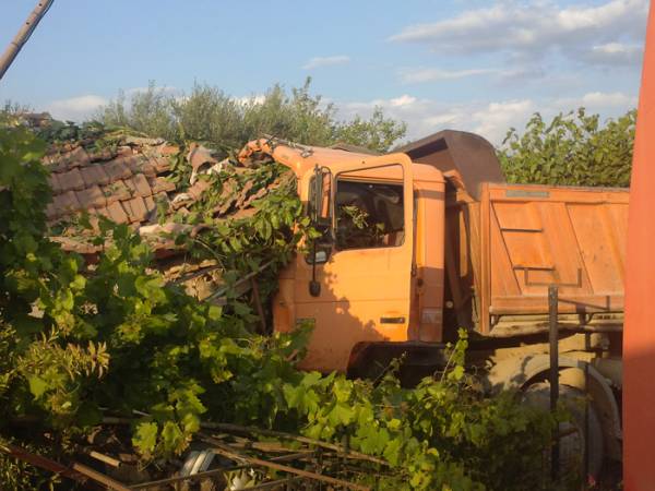 Φορτηγό γκρέμισε σπίτι στο Μελιγαλά