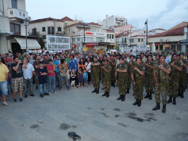 Εκατοντάδες "Αγανακτισμένοι" στην πλατεία 23ης Μαρτίου
