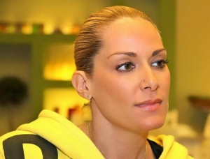 H Oρθούλα Παπαδάκου στην "Ε": Μια γυναίκα… με πολλές ιδιότητες