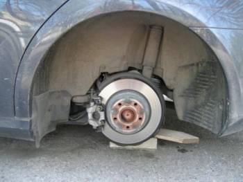 Τρεις καλαματιανοί συνελήφθησαν για ψευδή καταγγελία με σκοπό να αποζημιωθούν από την ασφαλιστική