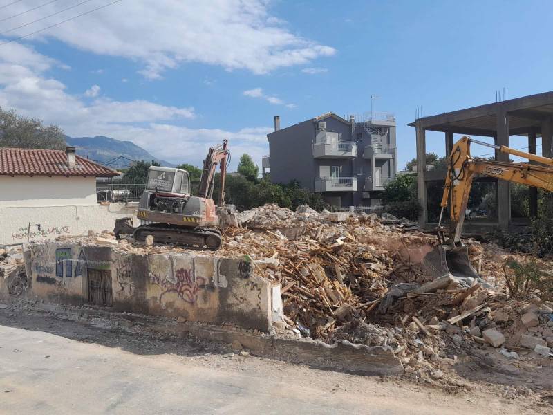 Καλαμάτα: Κατεδάφιση παλιού σπιτιού στην Ανθέων