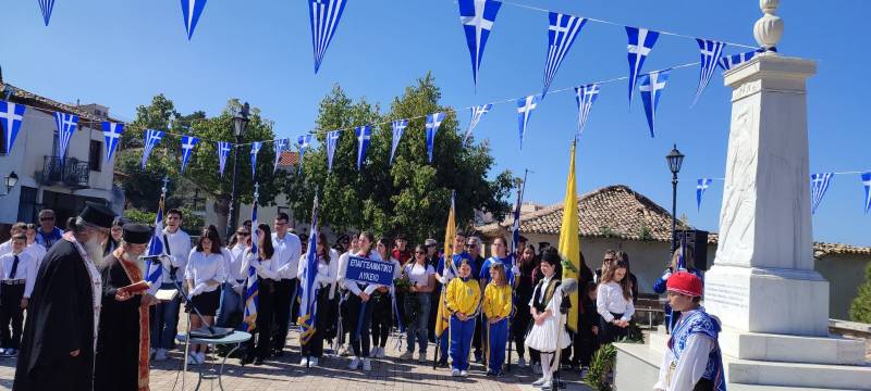 Καταθέσεις στεφάνων στο ηρώο πεσόντων στην Ανω Πόλη Κυπαρισσίας