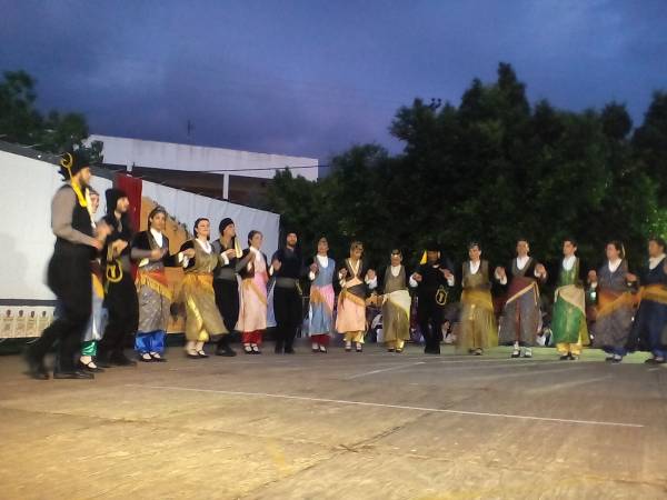 Χορευτικές παραστάσεις στην πλατεία της Κυπαρισσίας