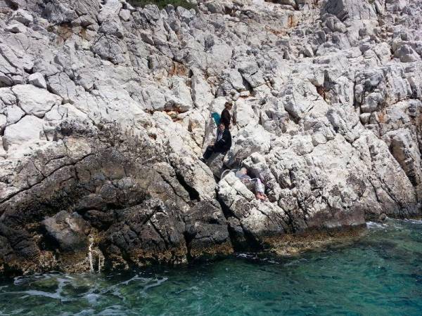 Δουλέμποροι εγκατέλειψαν παιδί με ειδικές ανάγκες και μια 70χρονη με κινητικά προβλήματα σε βράχια του Αιγαίου