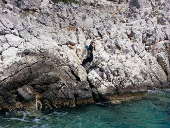 Δουλέμποροι εγκατέλειψαν παιδί με ειδικές ανάγκες και μια 70χρονη με κινητικά προβλήματα σε βράχια του Αιγαίου