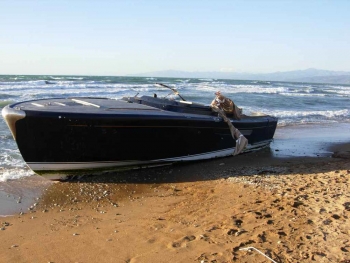 Πολυτελές ταχύπλοο ξεβράστηκε στη Κυπαρισσία