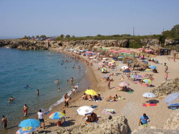 Καντίνα και ξαπλώστρες στην παραλία του Στομίου
